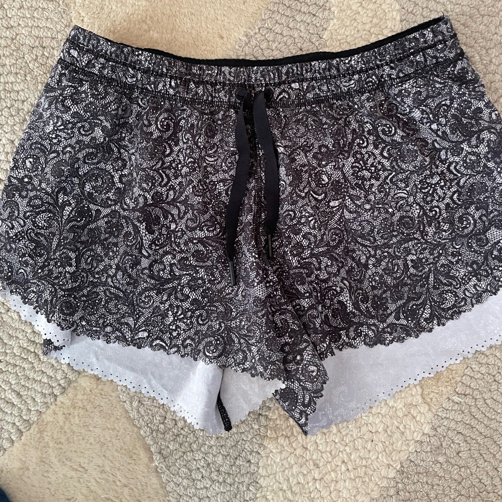 Lululemon scallop trim shorts
